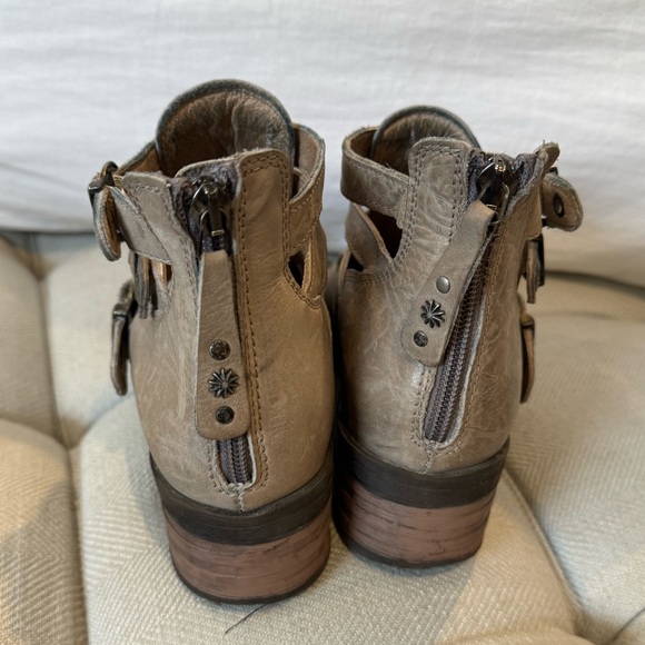 Dromedaris taupe bootie. - Picture 5 of 6